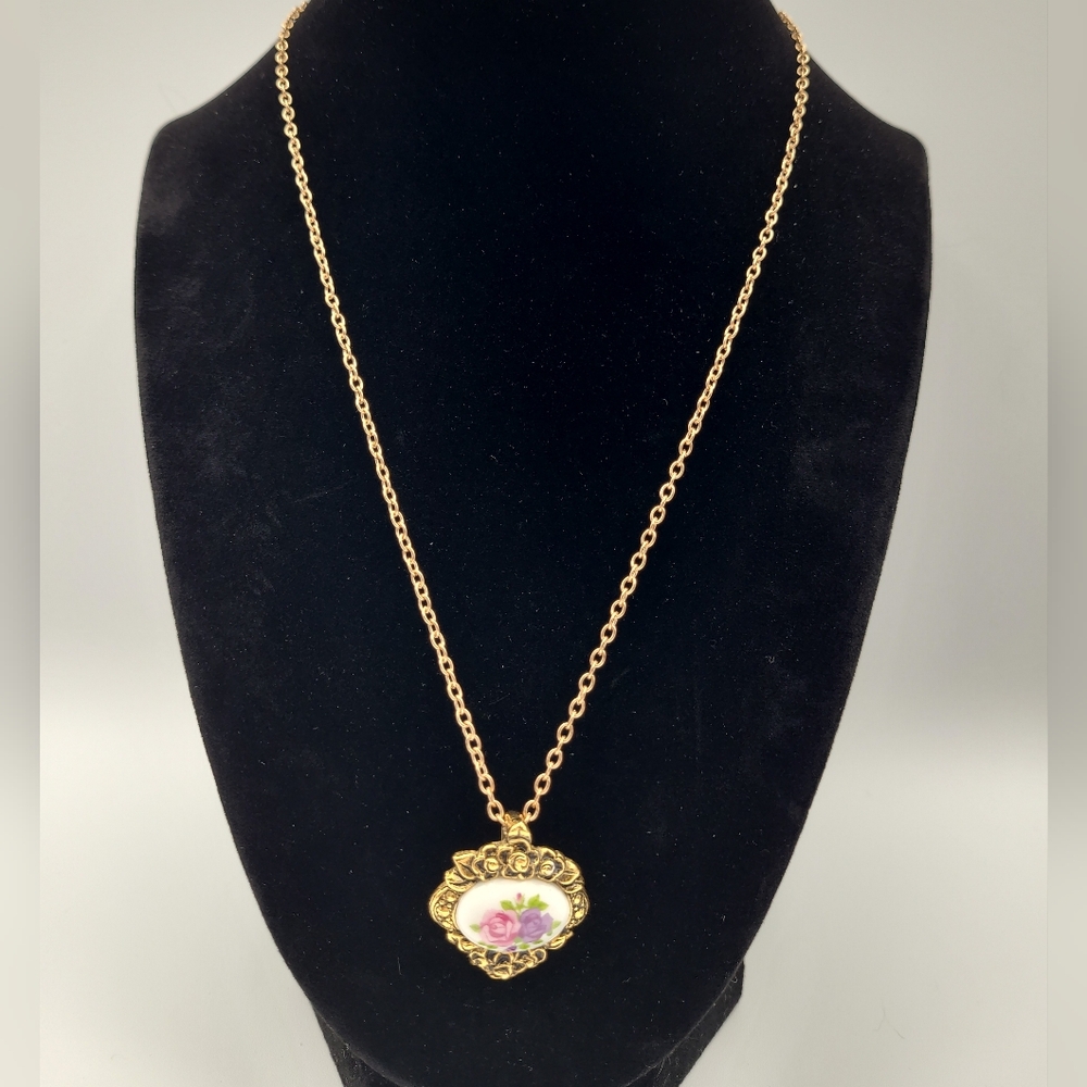 Vintage Avon Gold Floral Pendant Necklace Victorian Rose Cameo Style - Picture 5 of 12